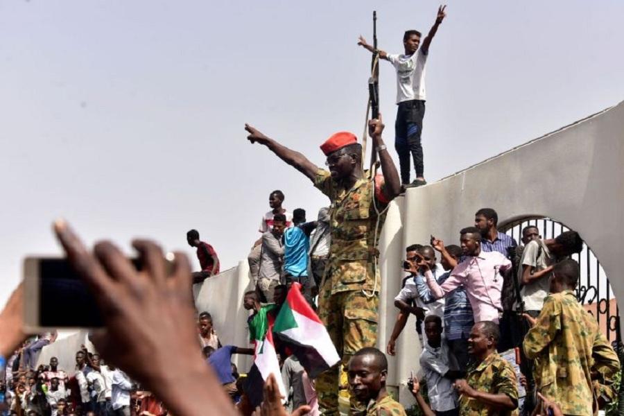 شورای انتقالی سودان همچنان در اختیار نظامیان باقی می ماند