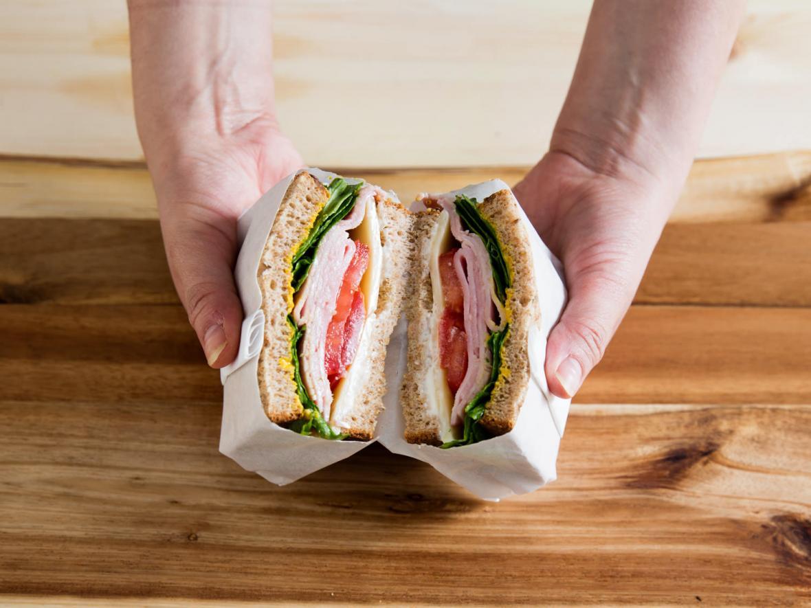 روش درست کاغذپیچیِ ساندویچ برای تغذیه بیرون از خانه