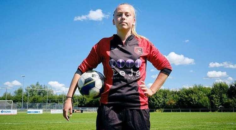 (عکس) برای اولین بار؛ باز شدن پای یک زن به فوتبال مردان