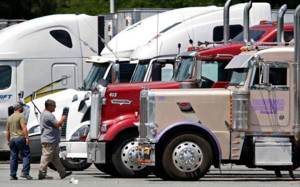 احتیاج آمریکا به 80 هزار راننده کامیون برای حل بحران حمل و نقل کالا