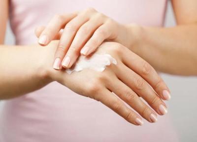 12 نکته مهم مراقبت از پوست دست و صورت موقع خانه تکانی